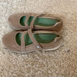 Aravon Size 10.5 Comfort Shoes.